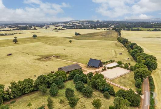 center-val-de-loire - Dans le Sancerrois, à 1 h 30 de Paris, une maison à l'architecture singulière, son 